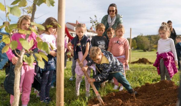 U Vrsaru posađen pokazni nasad lijeske kao nastavak projekta „Vrsaranski amareti“