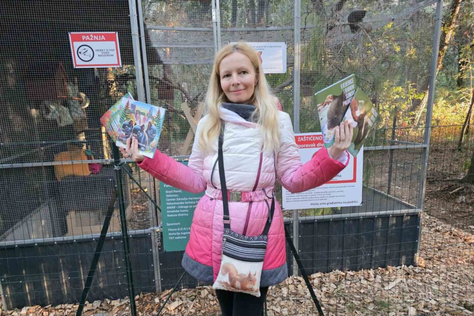 Conny Peto Đeneš ispred volijere u kojoj su na rehabilitaciji dvije hendikepirane vjeverice