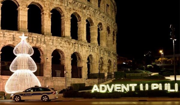 Vesela ali sigurna novogodišnja noć u Istri: policija zadovoljna stanjem sigurnosti