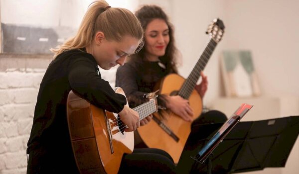 Gitarska čarolija u Poreču: Večer španjolskih majstora u izvedbi Petre Stojaković i Ane Čižmek