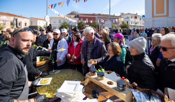 Uskrsni program na Trgu slobode okupio brojne građane i turiste