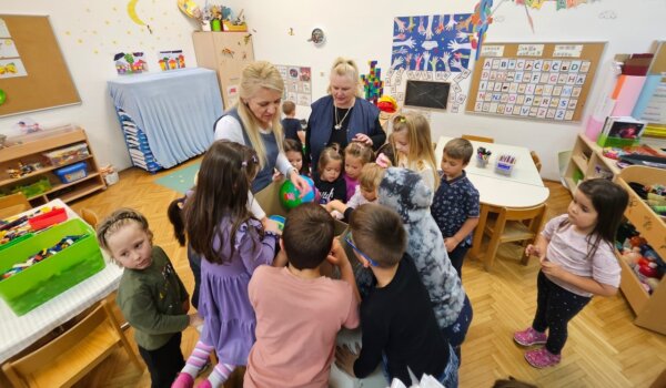 Djeca u Kašteliru dobila poklone povodom Dana Dječjeg vrtića Poreč