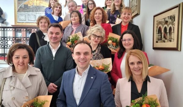 Iza gotovo svih porečkih gradskih ustanova, odjela i tvrtki stoje upravo - žene
