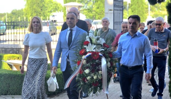 Poreč obilježio Dan državnosti polaganjem vijenaca i paljenjem svijeća