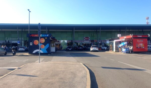 Vozač pod utjecajem čak tri promila srušio motociklista kod porečkog Lidla