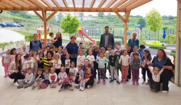 Dan vrtića: Mališani u Vižinadi uživali u predstavi svojih odgojiteljica