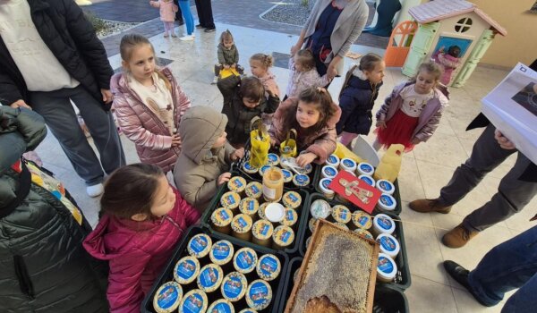 Pčelar Emilijano Marković donirao 65 teglica meda vrtiću u Vižinadi