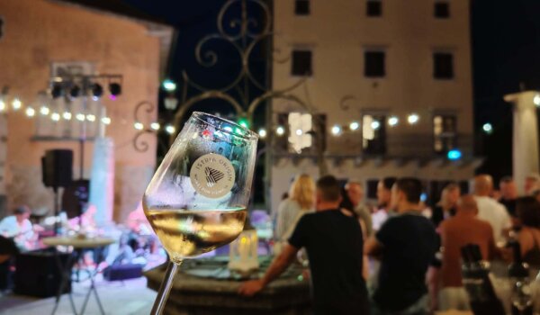 Nova Vinska večer u ponedjeljak na trgu u Vižinadi