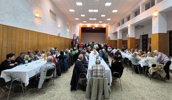 Umirovljenici iz Kaštelira i Labinci proslavili Dan žena uz čobanac i ples