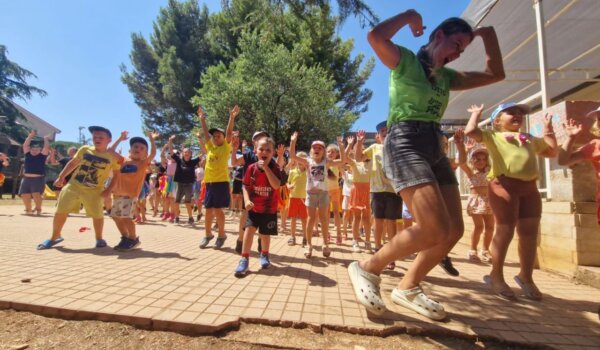 Otvoreni upisi u USB-ov Ljetni kamp u Taru: Mjuzikl, sport, more i zabava za djecu i mlade