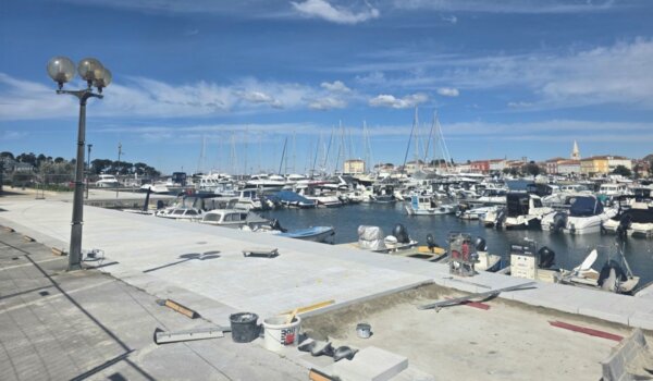 Istarski kamen mijenja izgled porečke rive