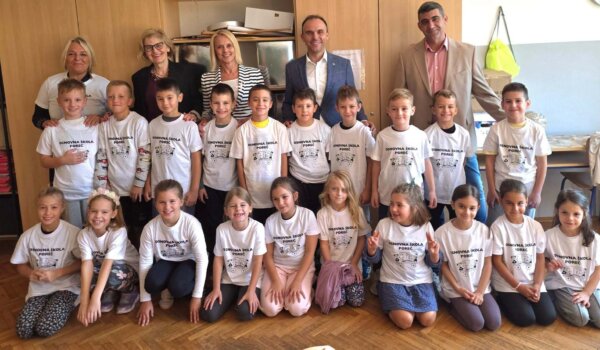 Porečki prvašići dobili školske majice za Dječji tjedan