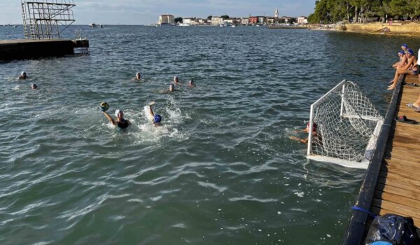 Vaterpolo klub Poreč okupio igrače i roditelje na Gradskom kupalištu