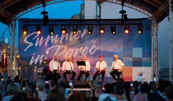Klapa Iskon nastupila na Trgu slobode u sklopu Porečkog ljeta