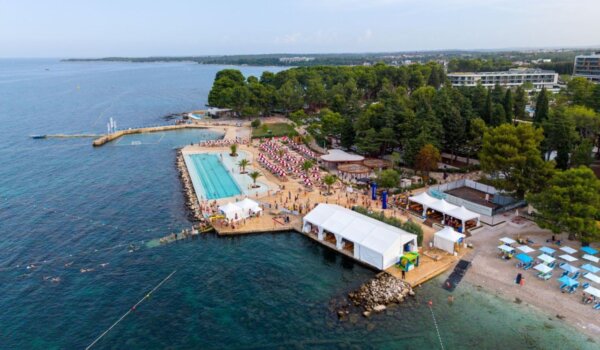 Više od 1700 ljudi u moru: Porečki delfin proslavio 25. rođendan