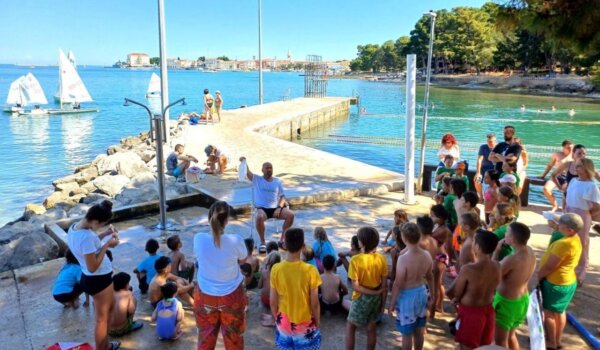 Djeca dočekala Ribafisha na Gradskom kupalištu u Poreču