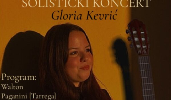 Mlada porečka gitaristica Gloria Kevrić nastupa u Eufrazijevoj bazilici