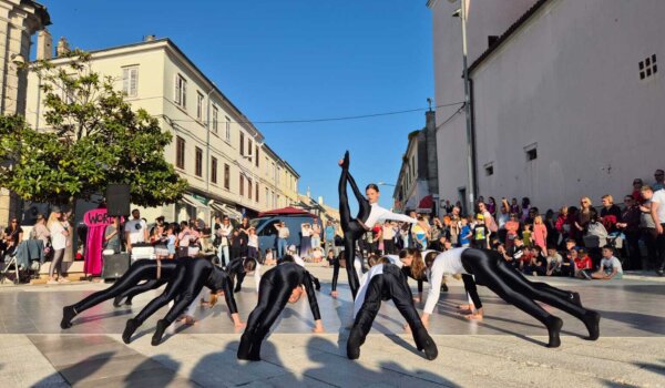 Stotinjak USB-ovih plesačica i plesača čestitalo Dan Grada Poreča i Svjetskog dana plesa priredbom na Trgu slobode
