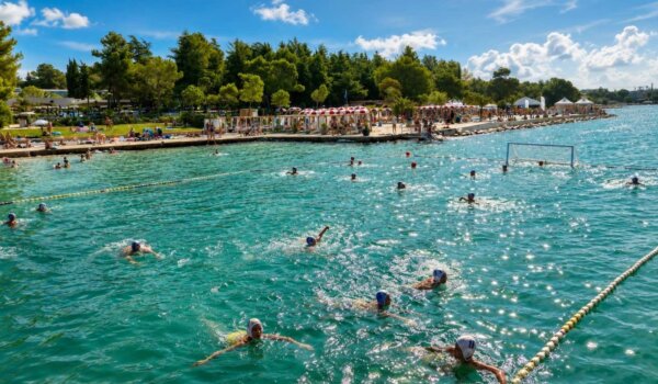 Porečki delfin nije bio samo za plivače, zaigrao se i vaterpolo