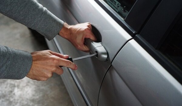 Poreč: iz  automobila ukrao novac i dokumente