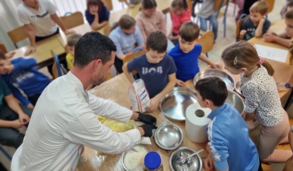 Mali kuhari iz OŠ Jože Šuran u Kašteliru učili o lokalnoj hrani