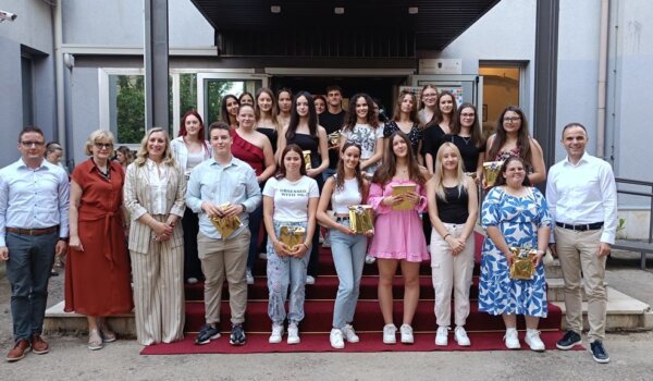 Turističko-ugostiteljska škola u Poreču ispratila maturante uz svečanu ceremoniju
