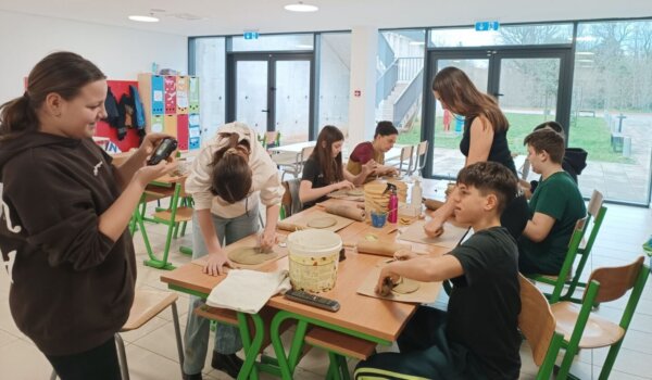 Ruke u glini, glava u prošlosti: školarci iz OŠ Finida izrađivali keramičke svjetiljke