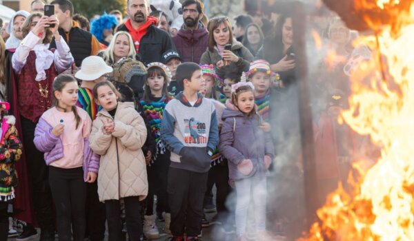 Maškare u Novoj Vasi završile spaljivanjem pusta Giacometa Romobileta