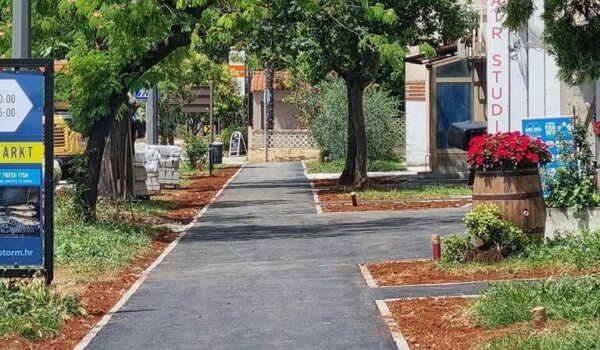 Obnovljena pješačka staza u Kalčićevoj ulici u Poreču