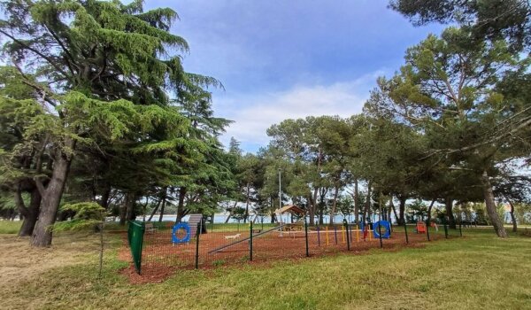 Novigrad otvorio novi park za pse uz šetnicu u Karpinjanu
