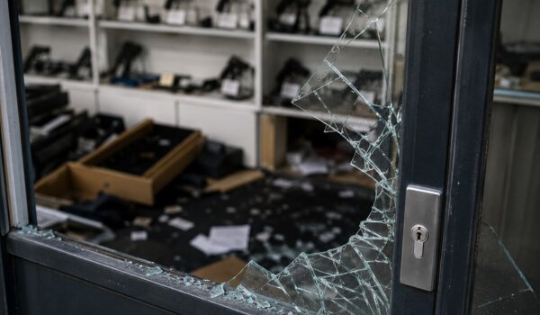 Provaljeno u trgovinu oružjem u Poreču, ukradeni pištolji i novac