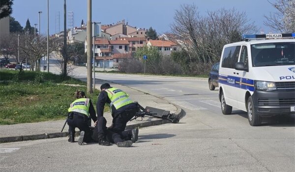 Pijan pao s električnog romobila u Poreču, policija mu ga oduzela
