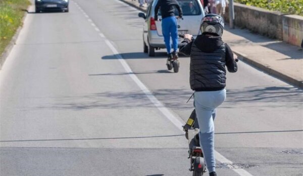 Maloljetnik na romobilu vozio dijete i teško ozlijedio pješakinju u Puli