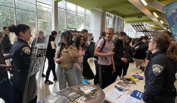 Policijski pas i sklekovi pod opremom privukli pažnju na Sajmu karijera u Poreču