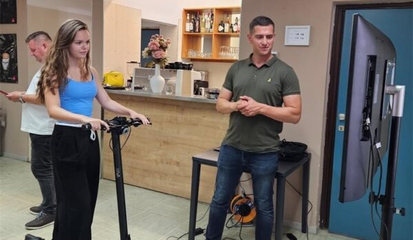 Srednjoškolci u Poreču i Bujama učili o sigurnoj vožnji električnih romobila