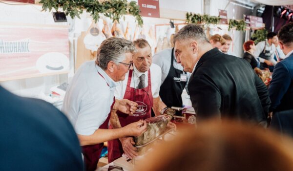 Tri dana gužve i dobre hrane: Završen Internacionalni sajam pršuta u Tinjanu