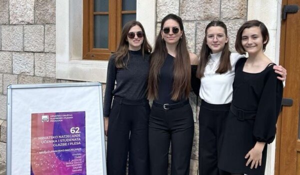 Eva Palman i Tihana Uzelac iz Umjetničke škole Poreč osvojile nagrade na natjecanju flaute