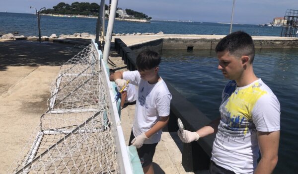 Veliki odaziv na radnu akciju pripreme vaterpolo opreme u Poreču