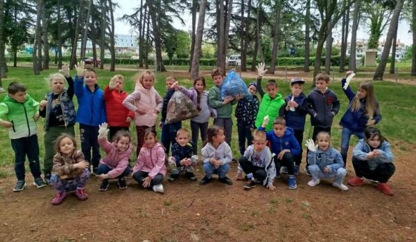 Djeca iz vrtića Crvenkapica čistila šume i plaže povodom Dana planeta Zemlje