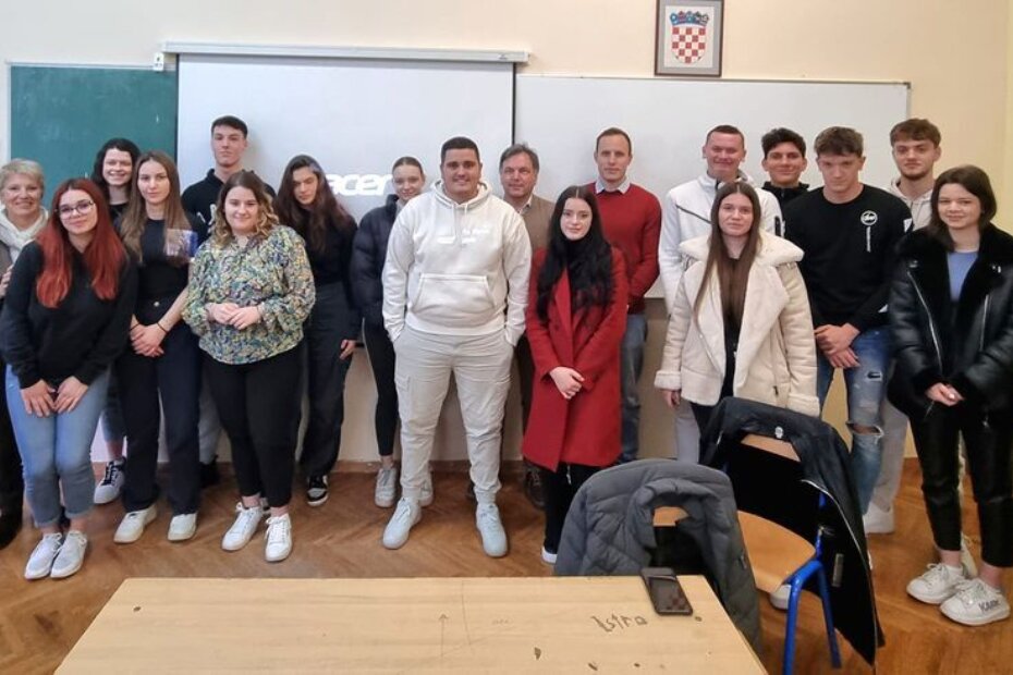Porečki maturanti s gradonačelnikom Peršurićem