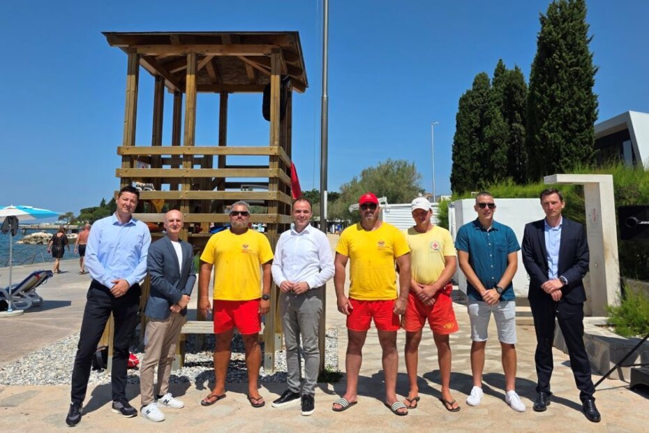 Podignuta Plava zastava na plaži Špadići Materada