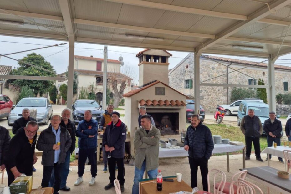 Druženje mještana na obnovljenom boćalištu