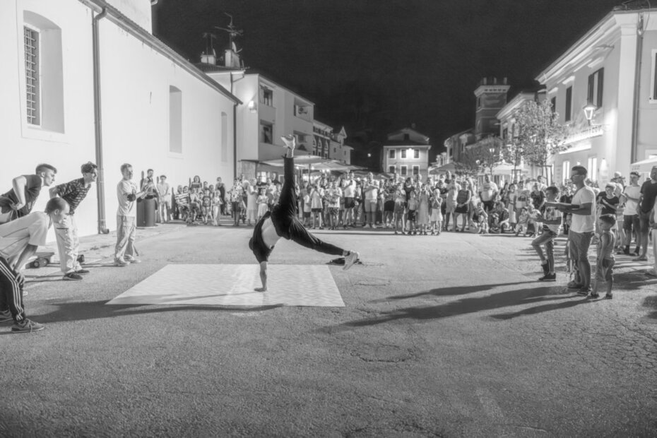 Graham breakdancers