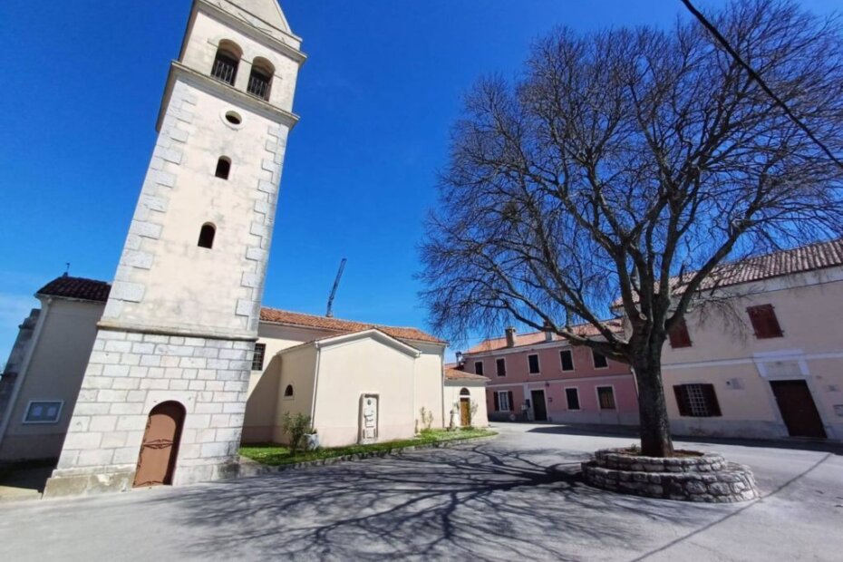 Župna crkva u Baderni