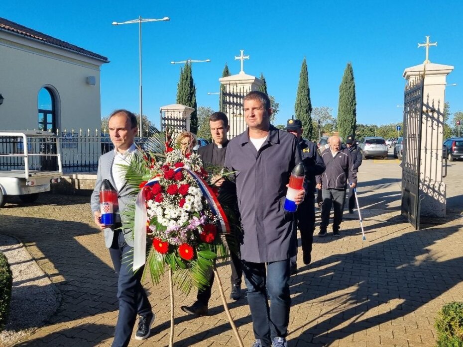 Polaganje vijenaca na porečkom groblju