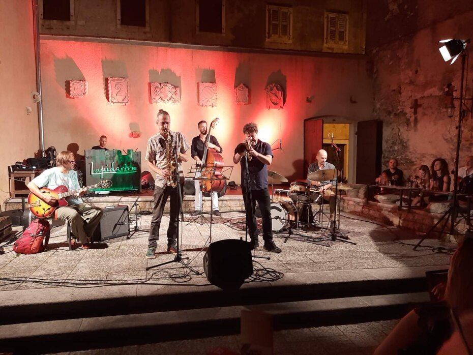 30. Jazz u lapidariju